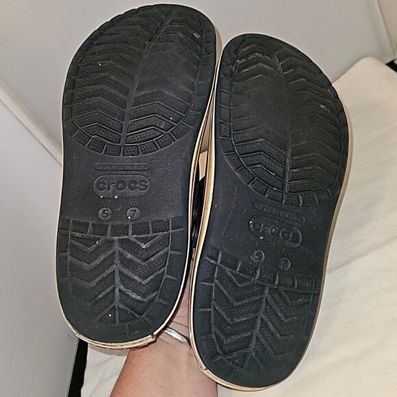 Crocs Crossband Navy Clogs With Charms ~ Men's 5 ~ Women's 7 ~ EUC - Picture 5 of 6
